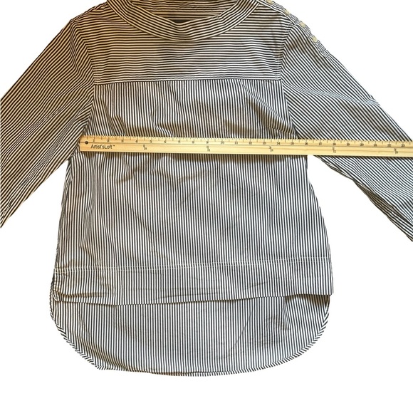 J Crew Women’s Stripped Shirt Size 4 With Button Details on Shoulder - Picture 7 of 10